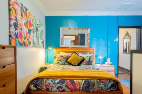 Art Deco Retreat, Shops & Cafes, Public Street Parking